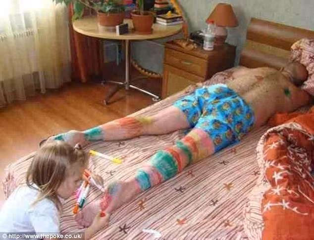 Đối với trẻ, có thể phụ huynh là người để bé thỏa sức sáng tạo.