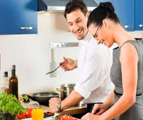 Vị giác. Vì mùi vị và hương vị có liên quan chặt chẽ, thế nên không quá ngạc nhiên khi phụ nữ cũng giỏi lĩnh vực này. Thực tế thì nhiều nghiên cứu đã chứng minh phụ nữ thực sự có nhiều tế bào vị giác ở lưỡi: 35%, trong khi đàn ông chỉ có 15%.