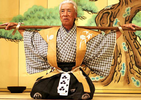 Người dân thành phố này có một chế độ ăn thực vật nghiêm ngặt với hàm lượng calo thấp. Họ ăn rất nhiều đậu phụ và đậu nành. Thói quen ăn uống hàng ngày của họ là hara hachi bu - Chỉ ăn 8/10 mức độ no bụng.