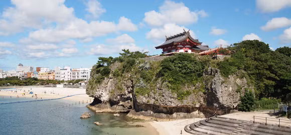 Okinawa, Nhật Bản: Ăn nhiều rau. Hòn đảo phía Nam của Nhật bản này có dân số những người sống trăm tuổi nhiều nhất thế giới. Điều hấp dẫn hơn ở vùng đất này là những người dân thực sự già chậm hơn những vùng khác. Ví dụ như, một người đàn ông 70 tuổi ở vùng này có xương và kích thích tố của một công dân vùng khác 50 tuổi.