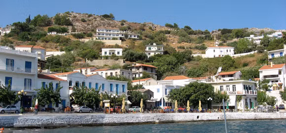 Ikaria, Hy Lạp: Hệ sinh thái trong lành. Được mệnh danh là hòn đảo “nơi người ta quên đi cái chết”, Ikaria là nơi cứ 3 người lại có 1 người thọ hơn 90 tuổi. Lối sống Địa Trung Hải đã tạo ra một hệ sinh thái hoàn hảo cho phép người dân sống thoải mái hơn.