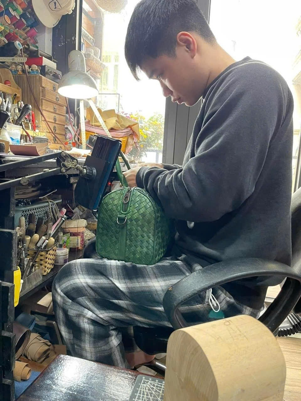Kiếm tiền triệu từ dịch vụ sửa chữa hàng hiệu Kiem tien trieu tu dich vu sua chua hang hieu