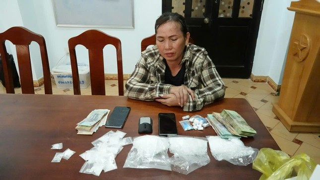 Bắt 2 nữ quái ở Bình Thuận tội mua bán trái phép ma túy Bat 2 nu quai o Binh Thuan toi mua ban trai phep ma tuy