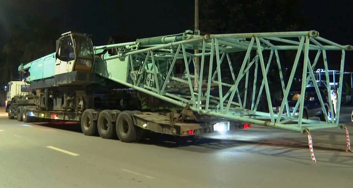 Tạm giữ xe siêu trường, siêu trọng đi ngược chiều trên Quốc lộ 1A Tam giu xe sieu truong, sieu trong di nguoc chieu tren Quoc lo 1A