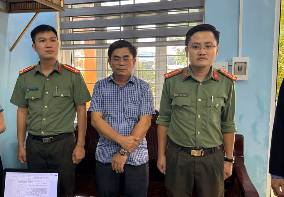 Hàng loạt cán bộ bị khởi tố do vi phạm quy định đấu thầu Hang loat can bo bi khoi to do vi pham quy dinh dau thau