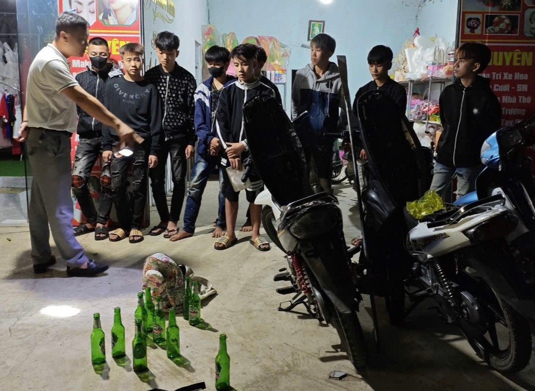 Bắt nóng nhóm 'quái xế' chạy xe lạng lách, đánh võng trên đường Bat nong nhom 'quai xe' chay xe lang lach, danh vong tren duong