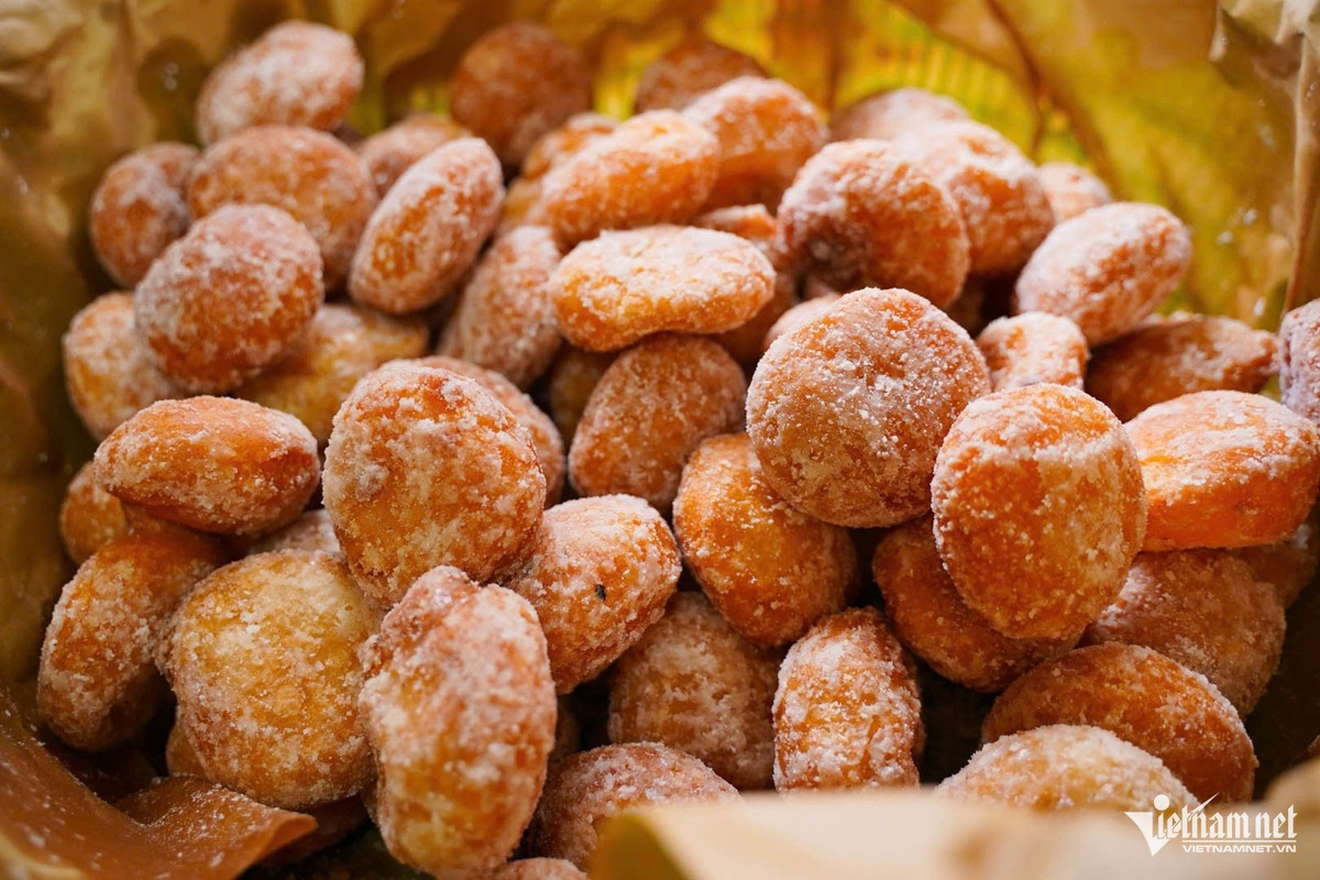 Mỗi chiếc bánh rán đường, mật ở đây có giá 6.000 đồng.