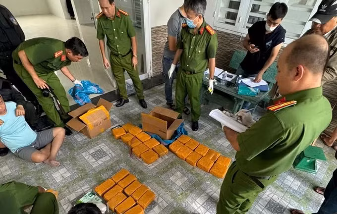 Boc go duong day van chuyen ma tuy khung, thu giu 58kg ma tuy-Hinh-2