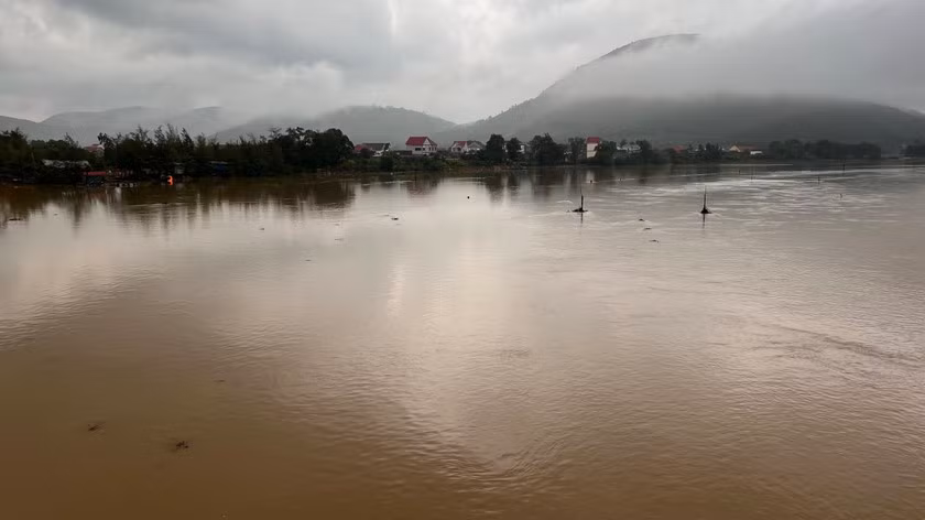 Phát hiện thi thể nam thiếu niên trên sông Rác Phat hien thi the nam thieu nien tren song Rac