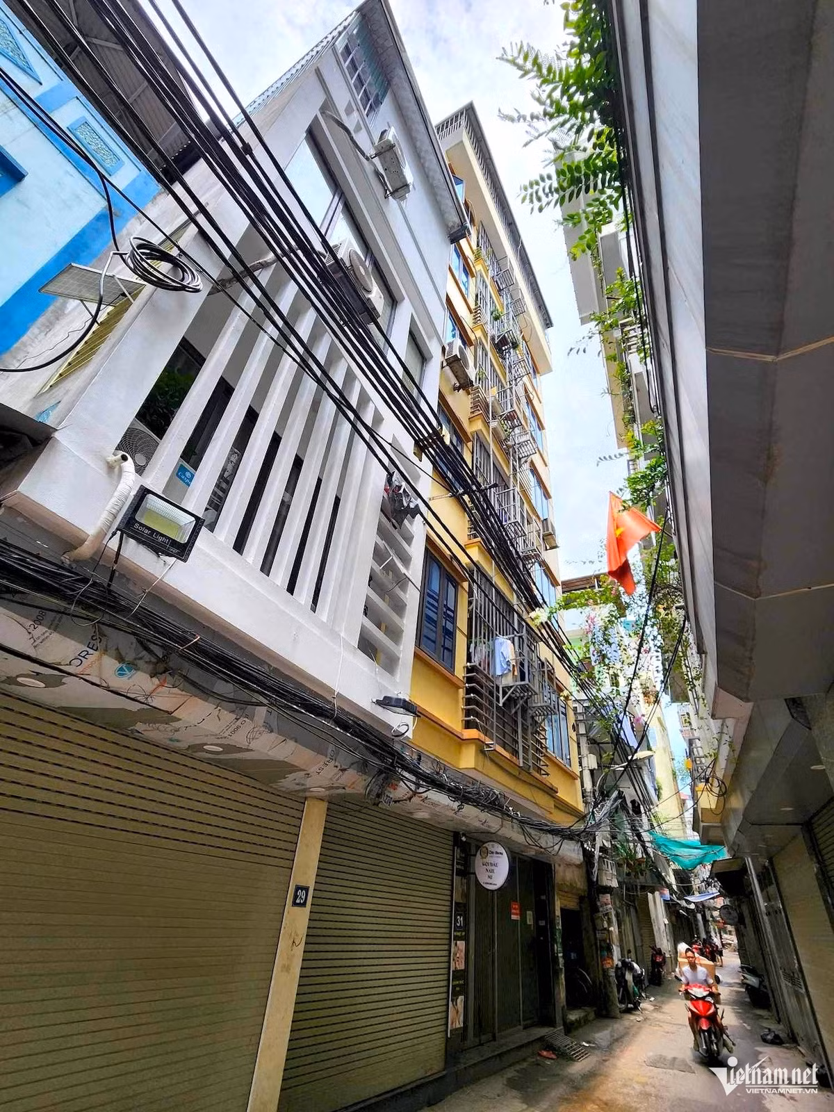 Giua con sot, tan trang nha nut tham het gia cao chot vot