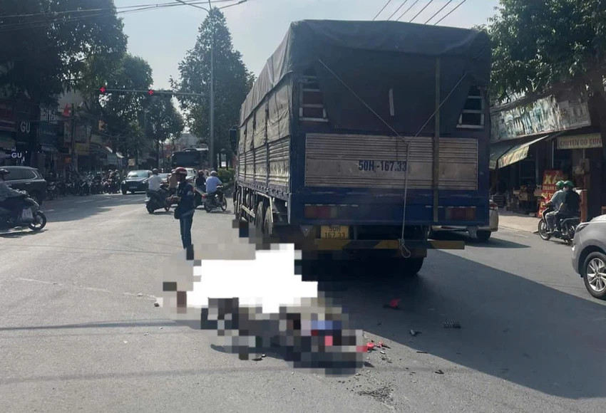 Xe đạp điện va chạm xe tải, một học sinh tử vong thương tâm Xe dap dien va cham xe tai, mot hoc sinh tu vong thuong tam