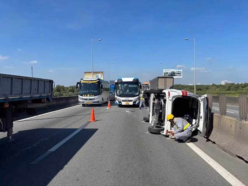 TP HCM: Va chạm với xe khách, ôtô 7 chỗ lật trên cao tốc TP HCM: Va cham voi xe khach, oto 7 cho lat tren cao toc