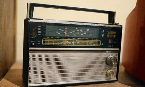 Ngày đó, từ đài, nhiều bài hát đã được học thuộc. Những chương trình ca nhạc phát đi phát lại những bài hát yêu thích là món ăn tinh thần giá trị đối với mọi người.