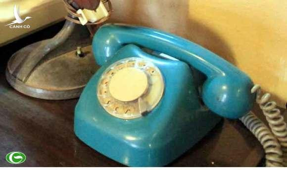 Chiếc điện thoại để bàn. Thời đó, cũng chỉ gia đình khá giả mới có.