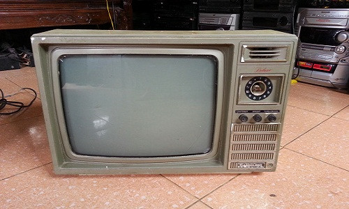 Tivi đen trắng được coi là một trong những vật dụng xa xỉ nhất thời bao cấp. Trong ảnh là chiếc tivi Samsung. Ảnh: Chovinh.