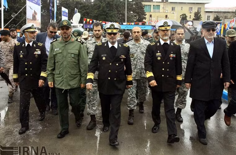 Hải quân Iran dự định đóng 7 chiếc tàu thuộc lớp này để biên chế cho lực lượng hải quân, hiện đã có 2 chiếc hoàn thiện, số còn lại đang tiếp tục được đóng. Trong ảnh, các quan chức cấp cao Hải quân Iran và Vệ binh Cách mạng Iran tham dự buổi lễ biên chế tàu khu trục.