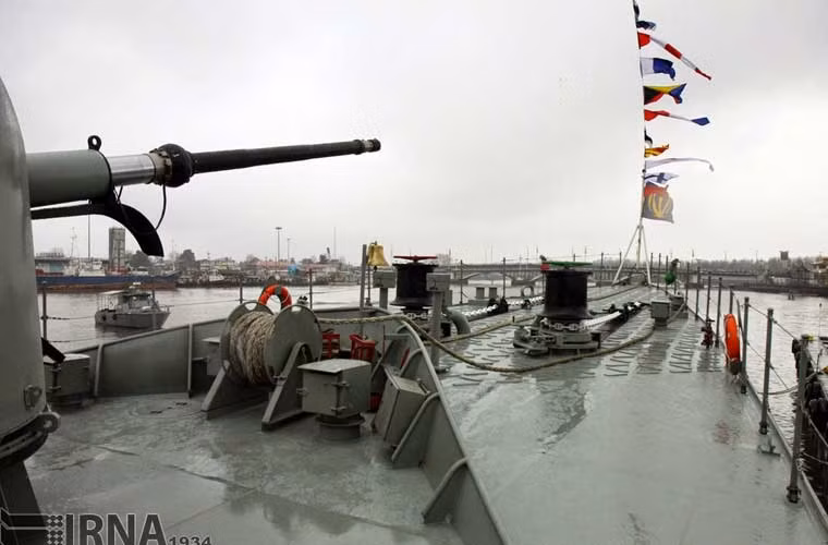 Về mặt hỏa lực, con tàu được trang bị hệ thống vũ khí sao chép công nghệ nhiều nước, không rõ chất lượng. Trong ảnh, pháo hạm Fajr-27 76,2mm sao chép mẫu pháo OTO Melara của Italy.