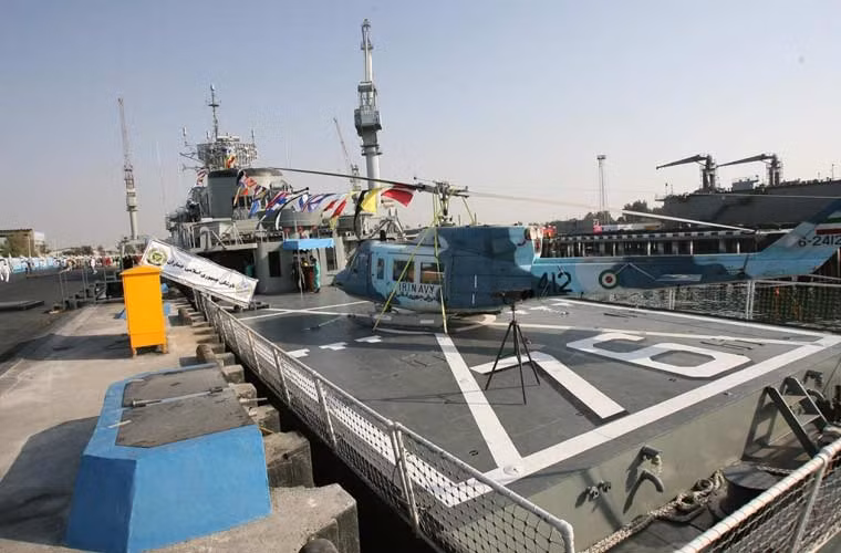 Đuôi tàu có một sân đáp cho trực thăng chống ngầm Bell 214.