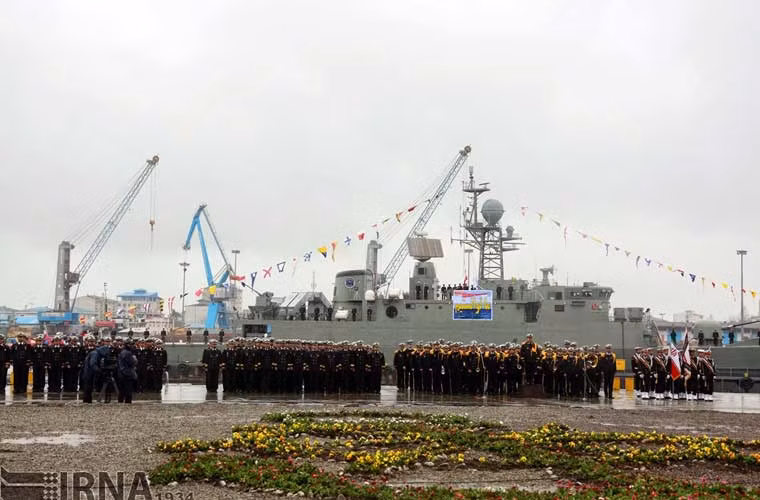 Theo các nguồn tin, tàu khu trục Damavand khởi đóng năm 2007, nhưng mãi tới năm 2013 mới chính thức được hạ thủy ở thành phố cảng Bandar-Anzali, bắt đầu kích hoạt động cơ và thử nghiệm trên biển Caspian từ giữa tháng 7/2014. Như vậy, phải mất tới 8 năm thì Iran mới hoàn thành được chiếc tàu khu trục thứ 2 thuộc lớp Moudge.