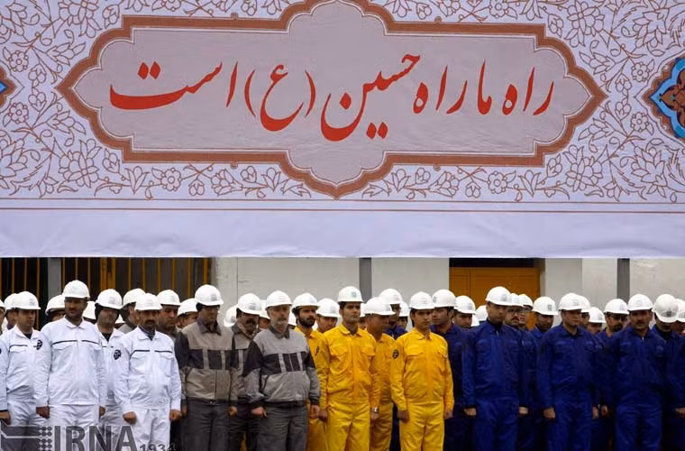 Các công nhân nhà máy đã thực hiện việc chế tạo chiếc Damavand.