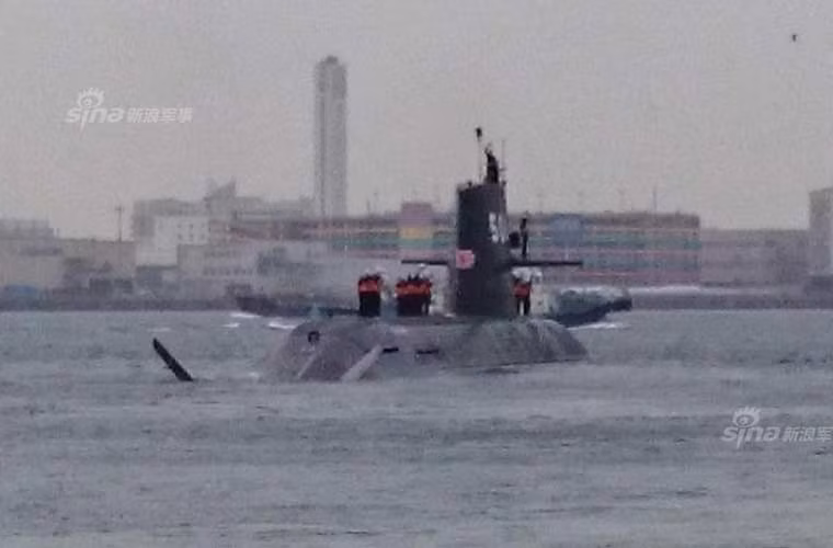  Tàu ngầm lớp Soryu được trang bị 2 động cơ diesel - điện và 4 động cơ Stirling cung cấp tổng công xuất 3.900 mã lực khi nổi, cùng tốc độ 24km/h; 8.000 mã lực khi lặn với tốc độ 37km/h; tầm hoạt động 6.100 dặm, lặn sâu 500m.