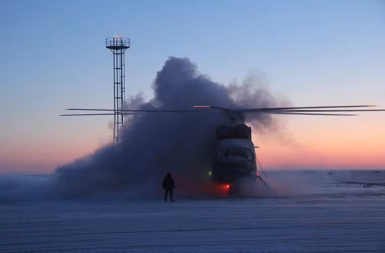 Cánh quạt trực thăng vận tải lớn nhất thế giới Mi-26 khởi động khuấy động của một vùng tuyết.