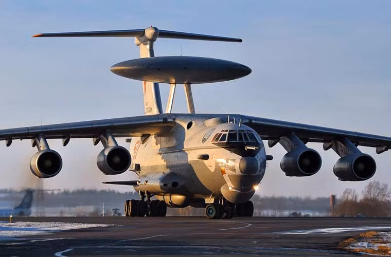 4 động cơ phản lực khổng lồ của radar bay A-50 tạo ra vùng nhiễu động không khí lớn đằng sau đuôi máy bay.