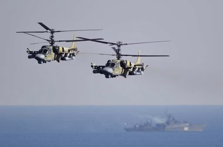 Biên đội trực thăng tấn công Ka-52 “tìm – diệt” trên biển.