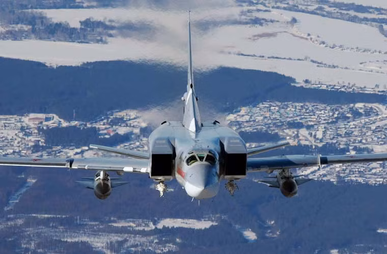 Chiếc Tu-22M3 này đang trong chuyến bay tuần tra, mang theo 2 quả đạn tên lửa hành trình chống tàu sân bay Kh-22 cực mạnh. Hiện Tu-22M3 là một trong bộ 3 vũ khí chiến lược tấn công đường không của Không quân Nga.