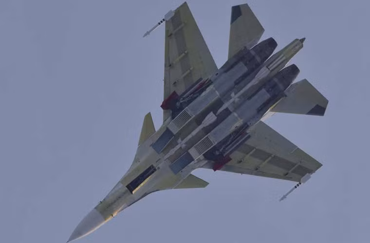 Tiêm kích đa năng Su-30SM nguyên màu sơn nhà máy đang bay thử nghiệm vũ khí với đạn đối không tầm trung R-27 dọc bụng và 2 đạn tầm ngắn R-73 đầu mút cánh.