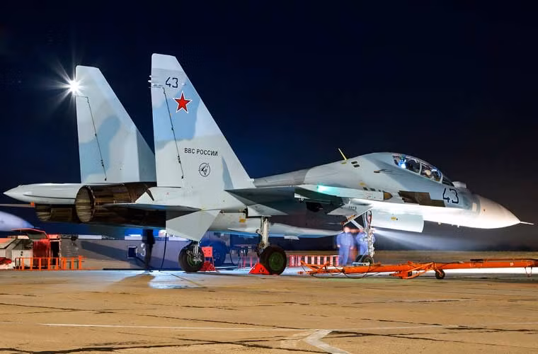 Tiêm kích đa năng Su-30M2 chuẩn bị cho chuyến bay đêm tại căn cứ Không quân Nga.
