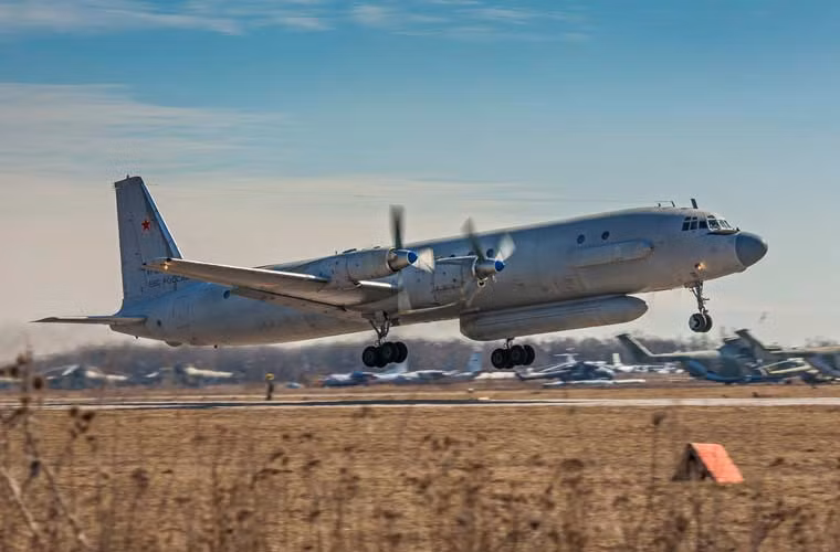 Máy bay tác chiến đặc biệt Il-20 với khí tài đặc biệt dưới bụng máy bay cất cánh làm nhiệm vụ.