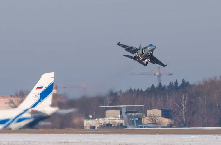 Máy bay huấn luyện chiến đấu thế hệ mới nhất Nga Yak-130 cất cánh.