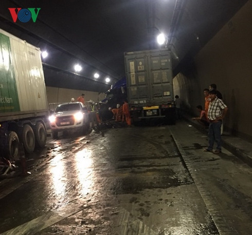 Tai nan trong ham duong bo Hai Van, ach tac giao thong Bac- Nam