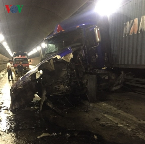 Tai nan trong ham duong bo Hai Van, ach tac giao thong Bac- Nam-Hinh-2