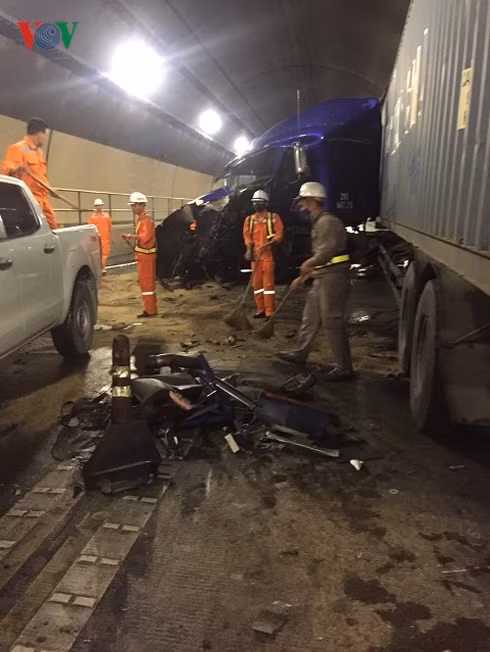 Tai nan trong ham duong bo Hai Van, ach tac giao thong Bac- Nam-Hinh-3