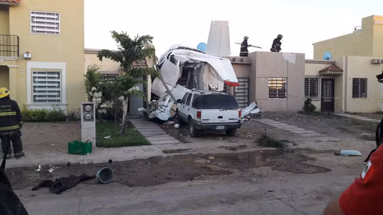 May bay lao vao trung tam danh cho tre tu ky, 2 nguoi chet-Hinh-4