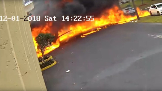 May bay lao vao trung tam danh cho tre tu ky, 2 nguoi chet