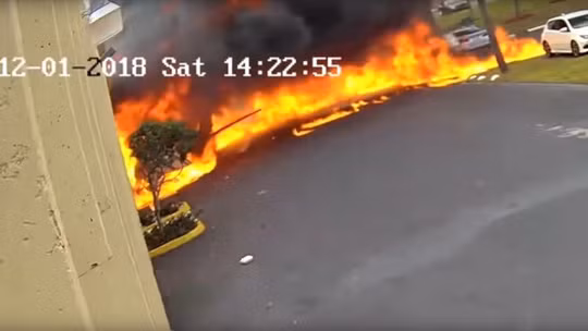 May bay lao vao trung tam danh cho tre tu ky, 2 nguoi chet