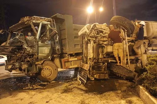 Tại hiện trường, 2 chiếc xe nằm dính liền nhau, phần đầu của 2 xe bị hư hỏng nặng,