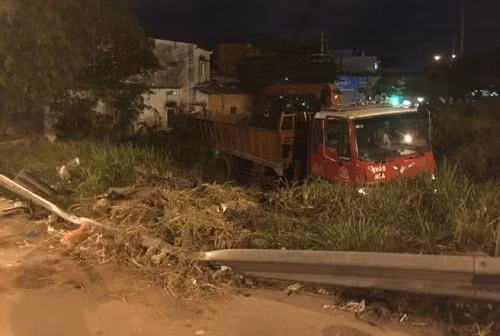 Xe tai gay tai nan lien hoan, nhieu nguoi thuong vong-Hinh-4