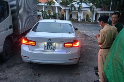Chiếc xe của ông V. điều khiển đang được tạm giữ tại Công an quận 3.