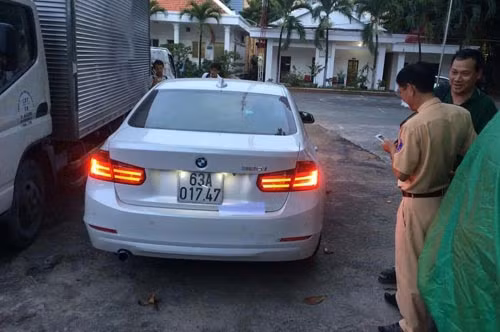 Chiếc xe của ông V. điều khiển đang được tạm giữ tại Công an quận 3.