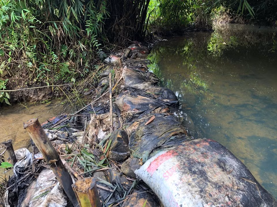 Váng dầu vẫn còn nhìn thấy rất rõ trên nhiều đoạn của con suối chảy qua xã Phú Minh, Hòa Bình.