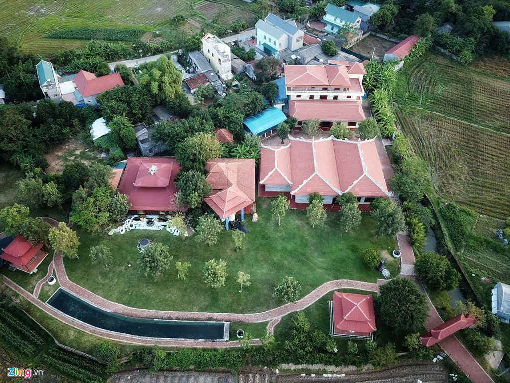 Trao đổi với Zing.vn, lãnh đạo xã Hợp Châu cho biết đã xử phạt sư Toàn 5-6 lần vì vi phạm trật tự xây dựng, tuy nhiên công trình vẫn được hoàn thành. Còn theo một chức sắc phật giáo ở Tam Đảo, sư Toàn xây công trình để phục vụ sinh hoạt cá nhân và nhiều lần muốn chuyển đổi mục đích sử dụng đất để hợp thức hóa công trình nhưng chưa được chính quyền chấp thuận.