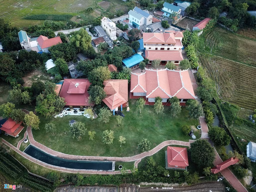 Trao đổi với Zing.vn, lãnh đạo xã Hợp Châu cho biết đã xử phạt sư Toàn 5-6 lần vì vi phạm trật tự xây dựng, tuy nhiên công trình vẫn được hoàn thành. Còn theo một chức sắc phật giáo ở Tam Đảo, sư Toàn xây công trình để phục vụ sinh hoạt cá nhân và nhiều lần muốn chuyển đổi mục đích sử dụng đất để hợp thức hóa công trình nhưng chưa được chính quyền chấp thuận.