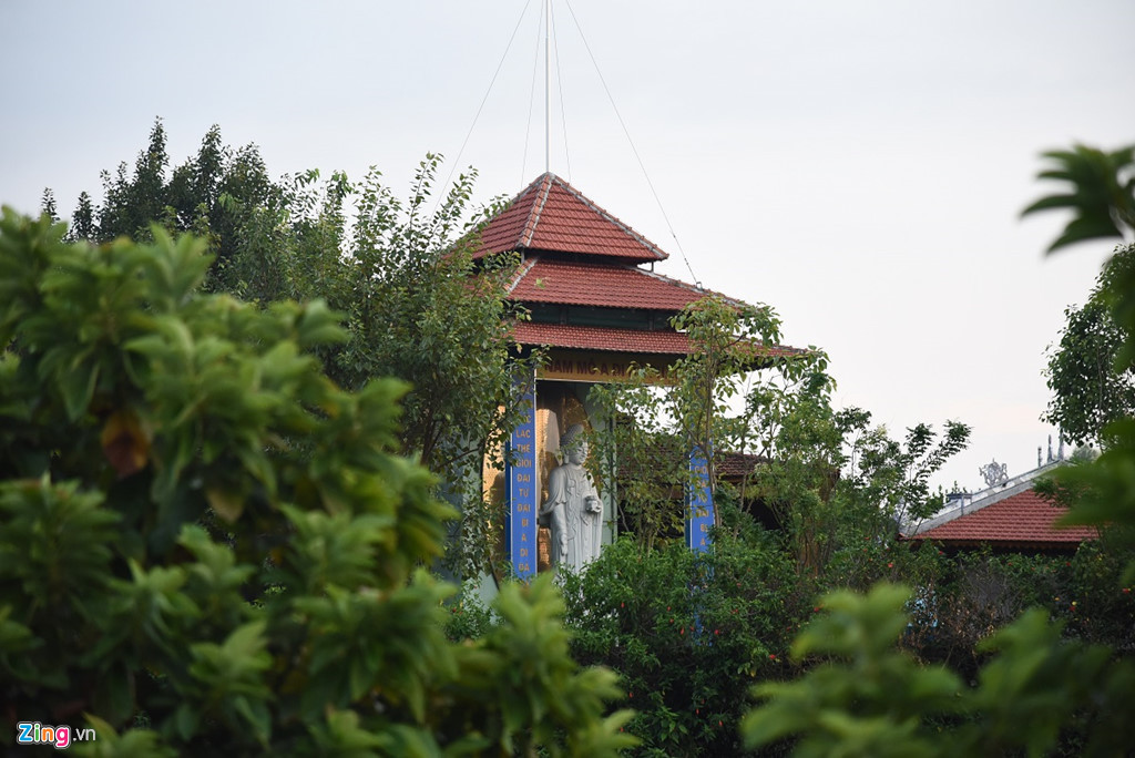 Trong hơn 10 năm trụ trì ở Nga Hoàng, sư Thích Thanh Toàn đã huy động nguồn tiền để mua đất đai và xây dựng lên những công trình bề thế bên cạnh đất chùa. Khai báo với chính quyền xã, sư Toàn cho biết tổng diện tích đất mua của người dân địa phương là gần 6.000 m2.