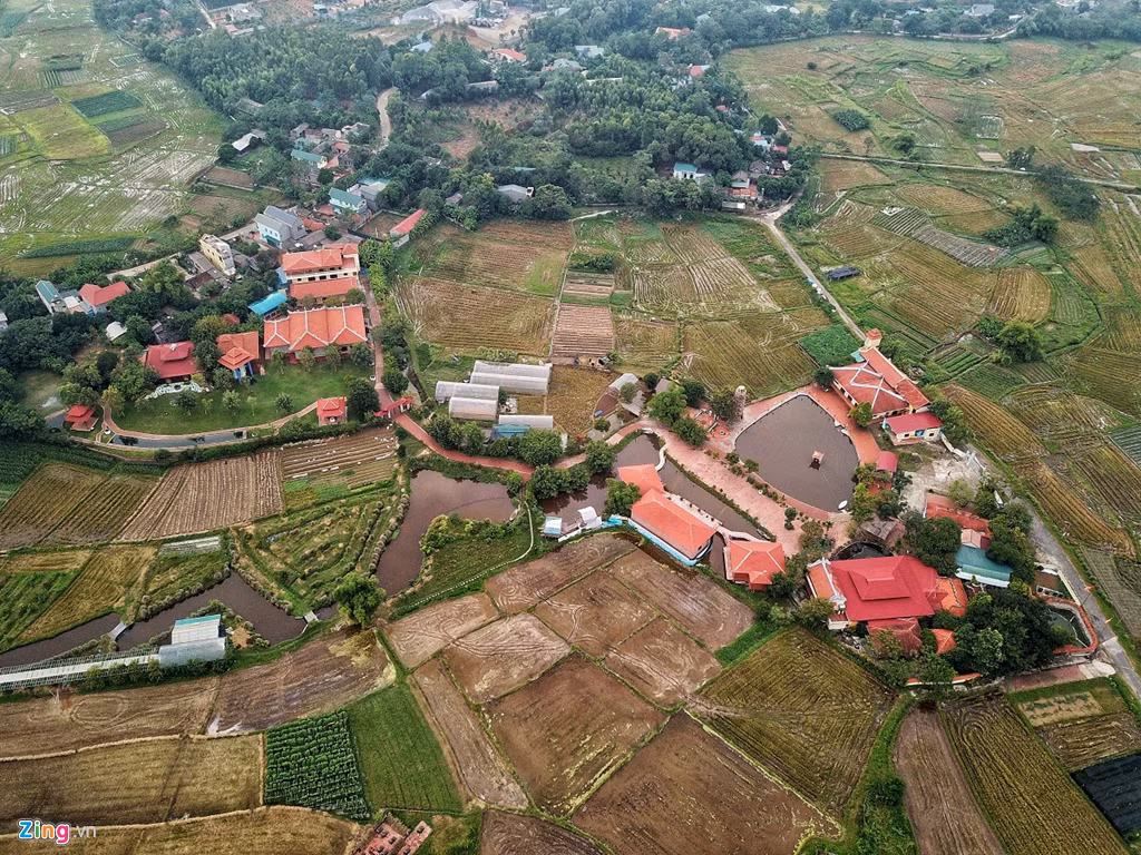 Trên diện tích đất này, sư Toàn xây dựng một tổ hợp kiến trúc phật giáo. Đại diện Giáo hội Phật giáo huyện Tam Đảo khẳng định công trình không thuộc hạng mục của chùa Nga Hoàng và nằm ngoài đất chùa. Trong ảnh là chùa Nga Hoàng (bên phải) và con đường nội bộ dẫn đến "biệt phủ" của sư Toàn (bên trái).