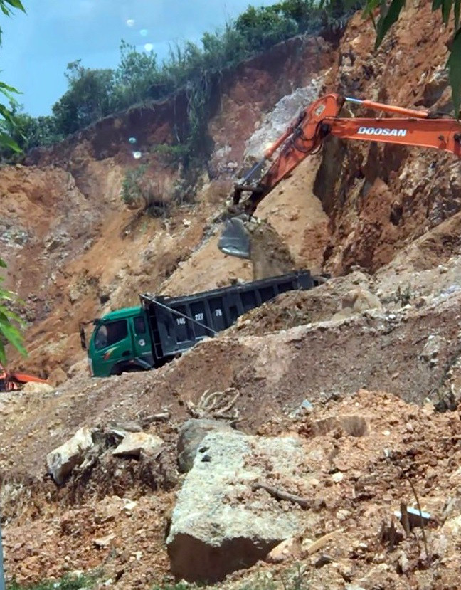 Phat 3 chu khai thac khoang san trai phep 51 trieu dong