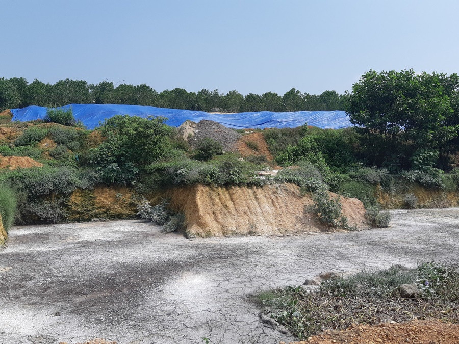 Hố chôn chất thải lộ thiên của Công ty TNHH MTV Gia cầm Hòa Phát Phú Thọ trước đó.